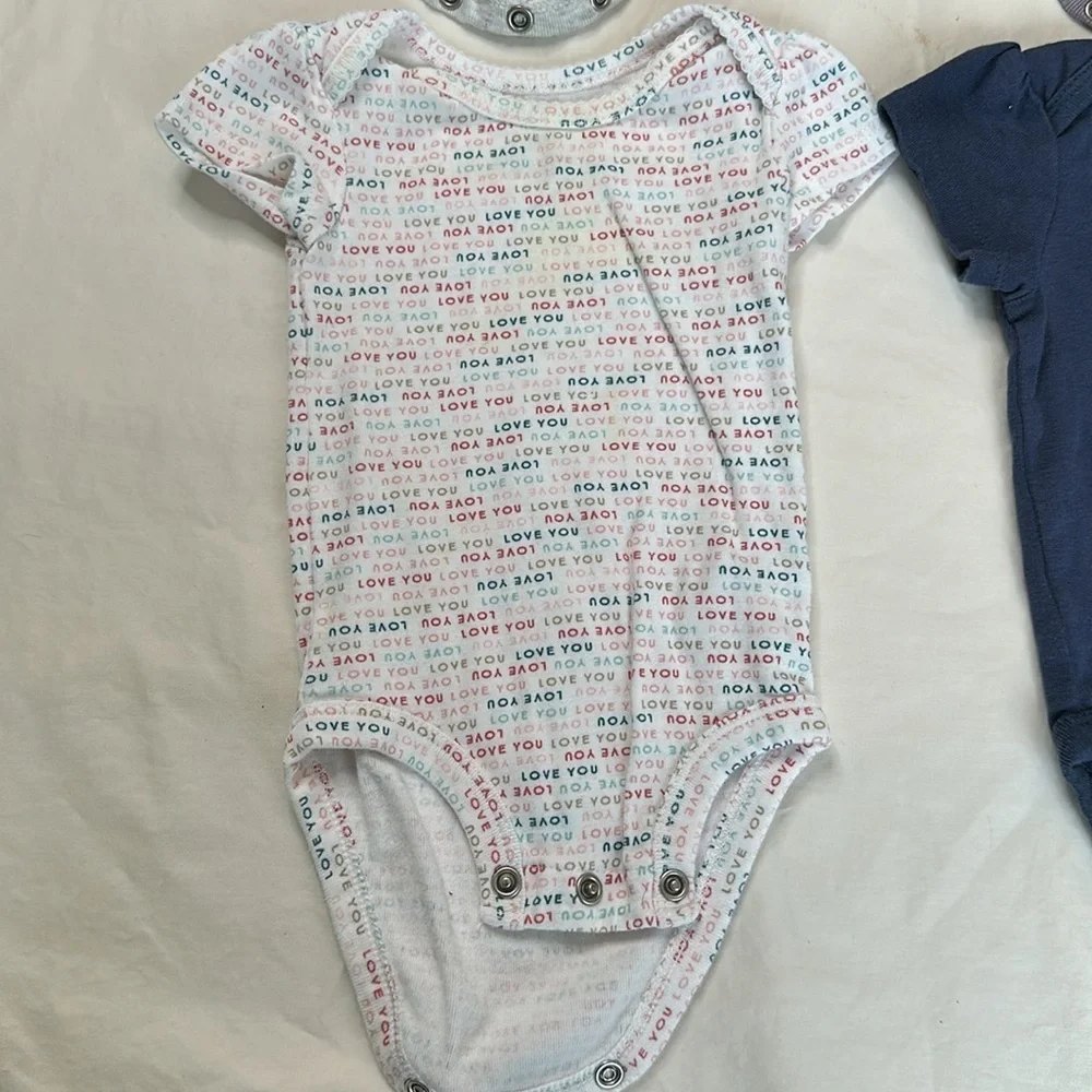 Carter’s bundle of 6 short sleeve baby girl onesies. They all have cute sayings.